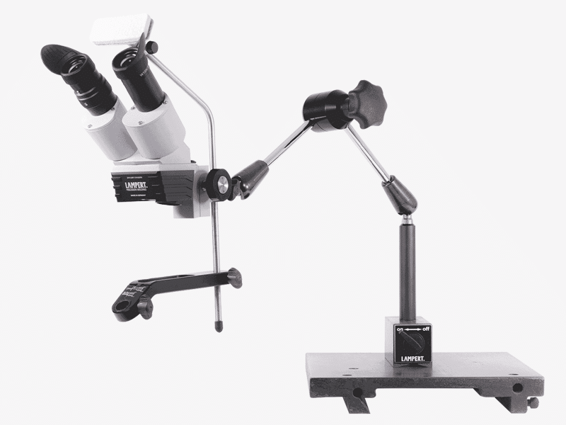 Das Schweissmikroskop SMM mit schaltbarem Magnetfuss befestigt auf einem magnetischen Untergrund - The welding microscope SMM mounted on a magnetic base