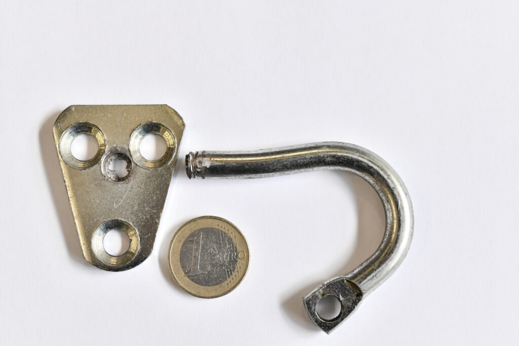 Situación inicial de la bisagra rota de una banqueta de asiento de BMW R100