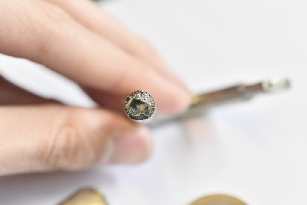 Gancho roto en la bisagra de un asiento corrido de BMW