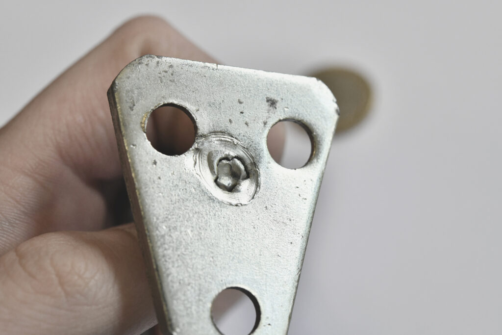 Punto de fractura de la bisagra rota de un banco de asiento BMW