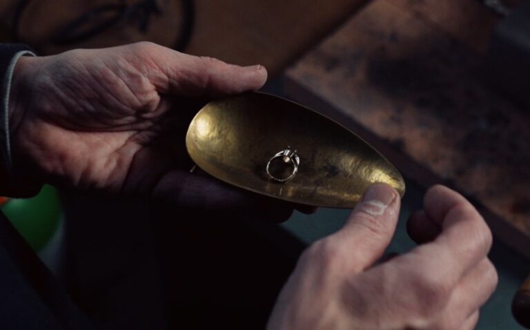 Ein alter Ring vor der Weiterverarbeitung