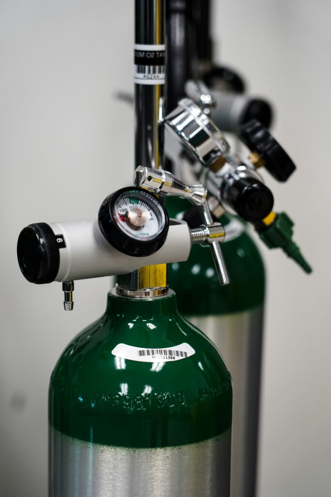 Argon-Gasflasche mit Durchflussregler als Schutzgas beim Mikroimpulsschweissen