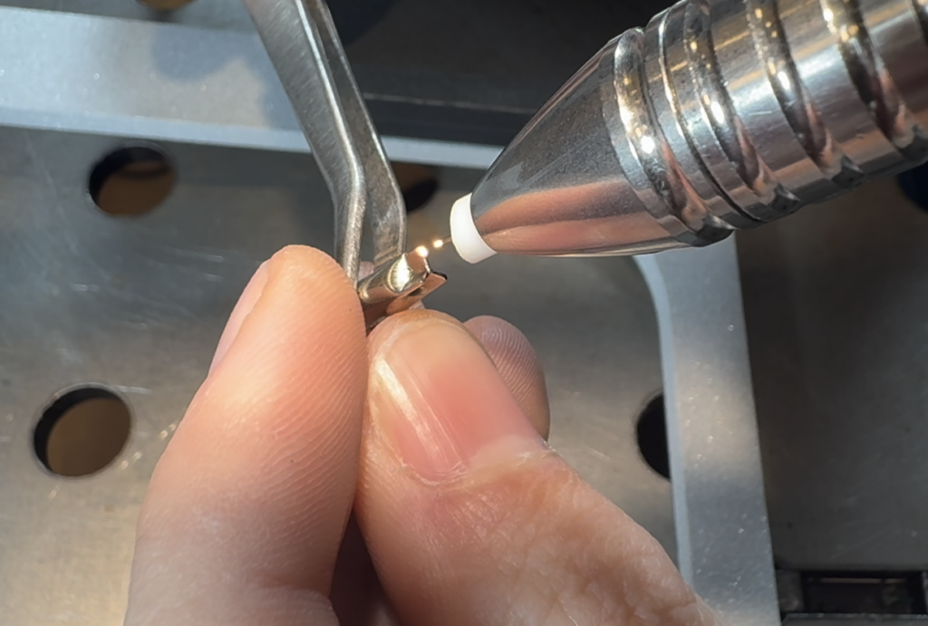 Platinkapsel beim Mikroimpulsschweißen mit dem Lampert Micro Arc Welder, Lichtbogen-Zündung